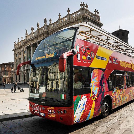 Da piazza Castello alla Tranvia per Superga con il bus turistico: per Pasqua riparte il servizio