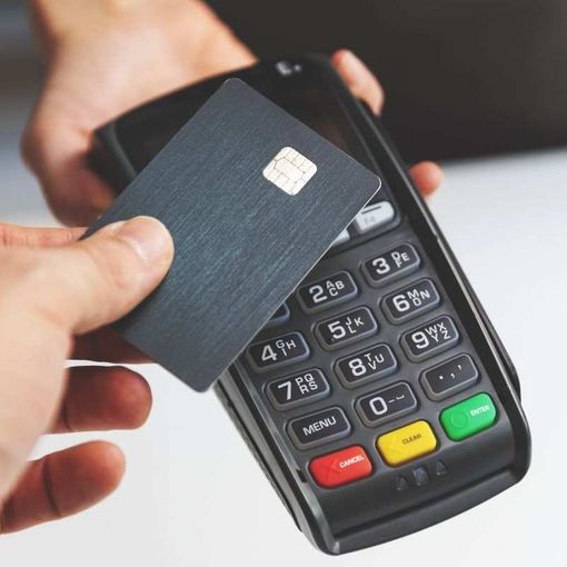 Usano il bancomat rubato a un anziano per pagare una corsa in taxi: arrestati