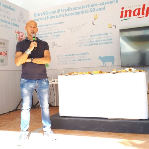 persona che parla da un palco