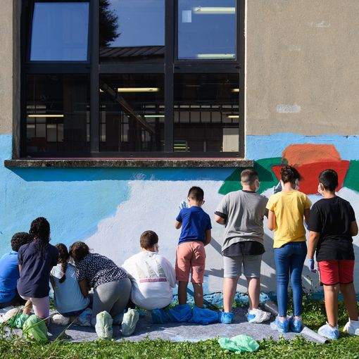 persone che dipingono un murales