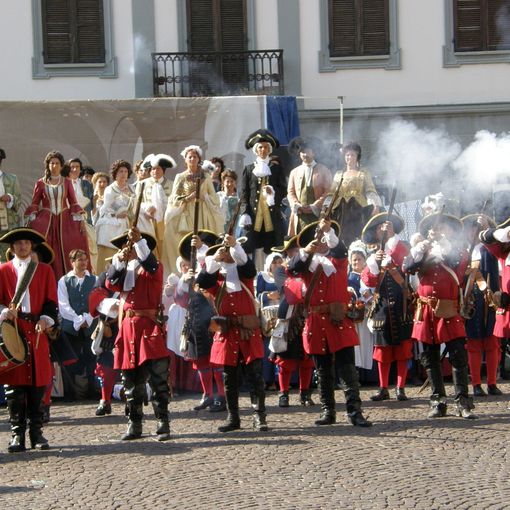 foto d'archivio e locandina 2023