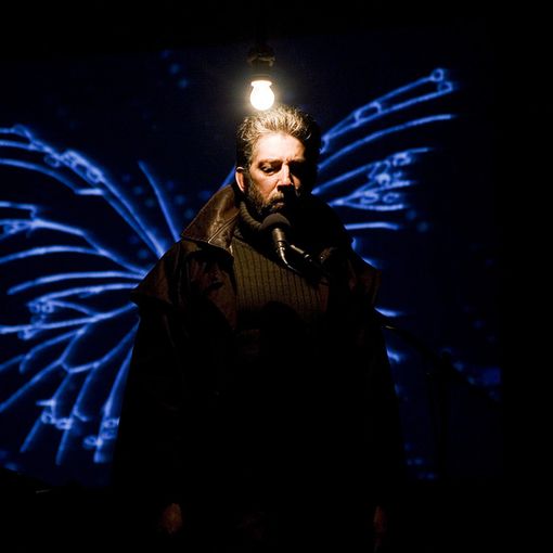 Vite in equilibrio sul peso di una farfalla: Erri De Luca a teatro