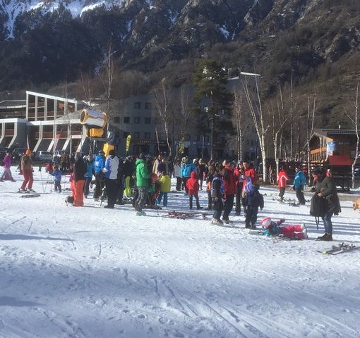 Tanti i vacanzieri a Bardonecchia, nonostante la poca neve naturale