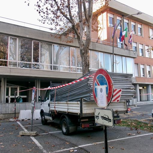 Grugliasco, lavori in corso in piazza Matteotti per riqualificare il palazzo comunale