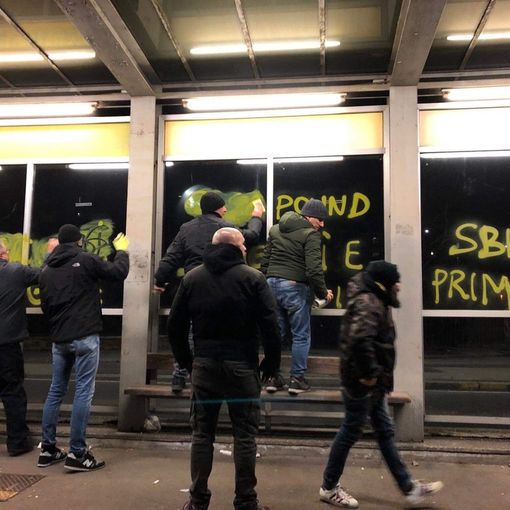 CasaPound ripulisce le scritte degli antifascisti nel quartiere Lucento