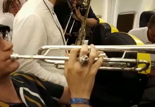 Centri asociali, concerto &quot;improvvisato&quot; a bordo del volo fermo a Malpensa per sciopero (VIDEO)