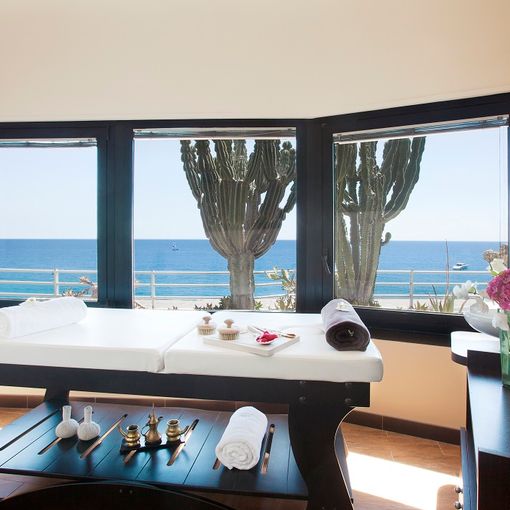 Dimenticate lo stress della vita quotidiana e regalatevi un'esperienza speciale al Centro Benessere dell'Hotel Parigi a Bordighera