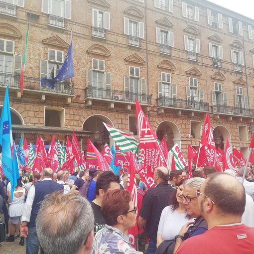 &quot;Non si può e non si deve morire di lavoro&quot;: oltre 500 persone in presidio in piazza Castello