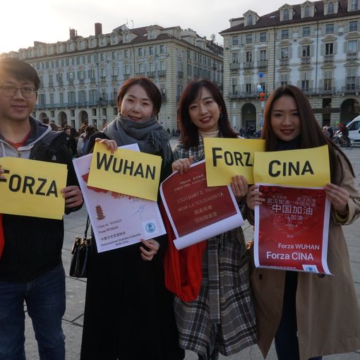 &quot;Sì alla solidarietà, no al razzismo. Forza Cina, Forza Wuhan!&quot;: pensieri dei partecipanti di oggi al Flash Mob in Piazza Castello organizzato dall’istituto Confucio [VIDEO]