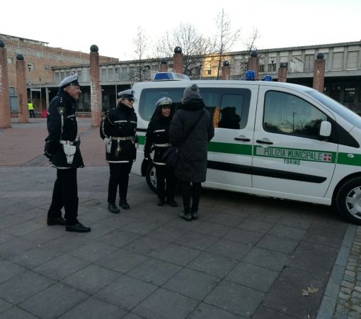 Maxi sequestro di profumi falsi da parte della polizia municipale
