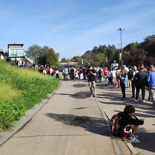 turisti in coda al mauto