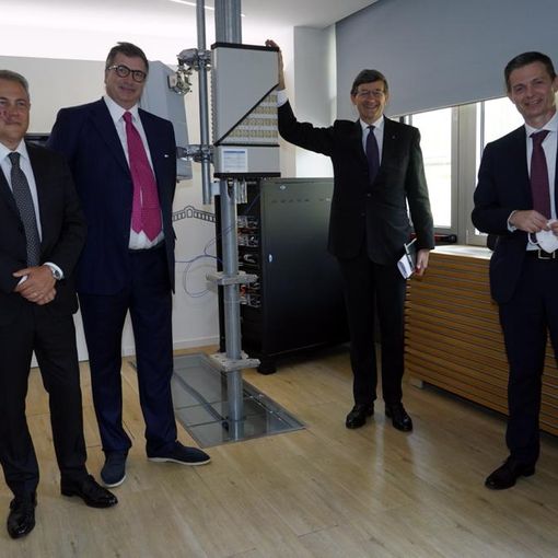 quattro persone in posa in un laboratorio