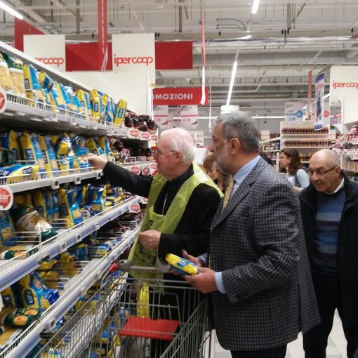 L'arcivescovo Nosiglia partecipa alla colletta del Banco Alimentare