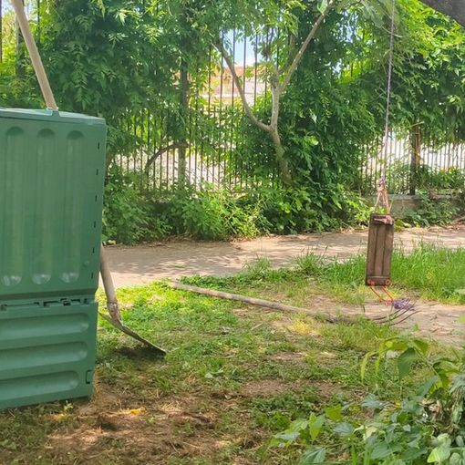 una compostiera in un orto urbano