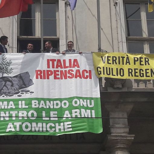 Torino dice &quot;no&quot; alle armi nucleari: striscione sul Comune