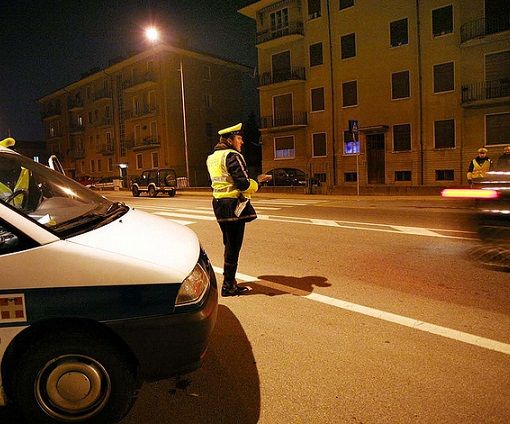 Controlli dei vigili urbani nella notte: 188 vetture fermate e 37 violazioni accertate