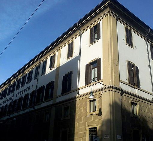 Si butta dal terzo piano del Convitto Umberto I di Torino: è vivo