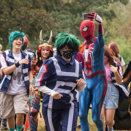 Cosplayer run persone che corrono travestite