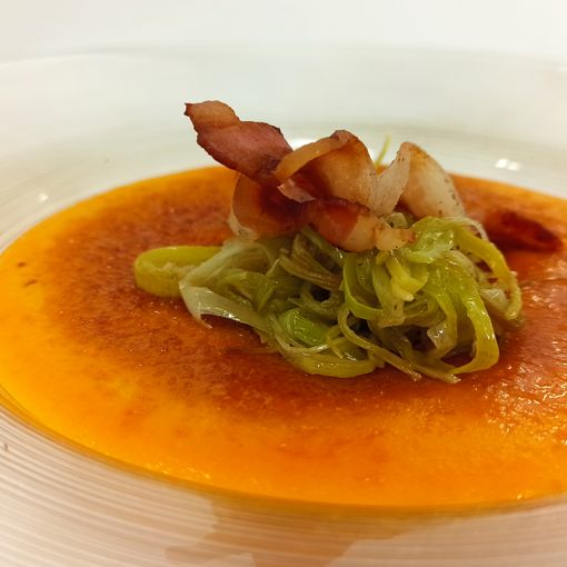 Crème brulée di zucca con porro saltato e pancetta croccante
