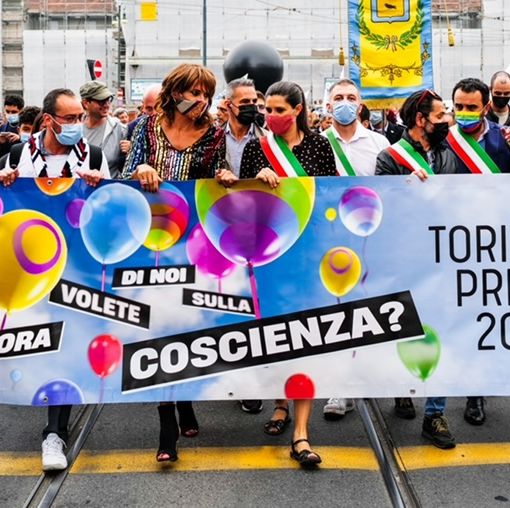 Migliaia al Torino Pride: la feste per i diritti Lgbt riempie le vie del centro [FOTO]