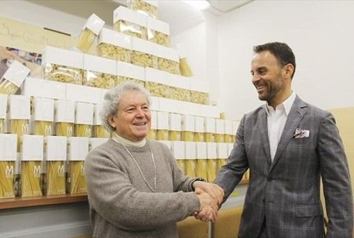 Pasta e parmigiano in dono alla 'mensa dei poveri' con le bollette azzerate