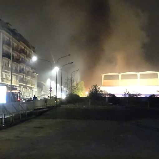Fiamme alte all'ex Gondrand: paura nel quartiere Borgo Vittoria