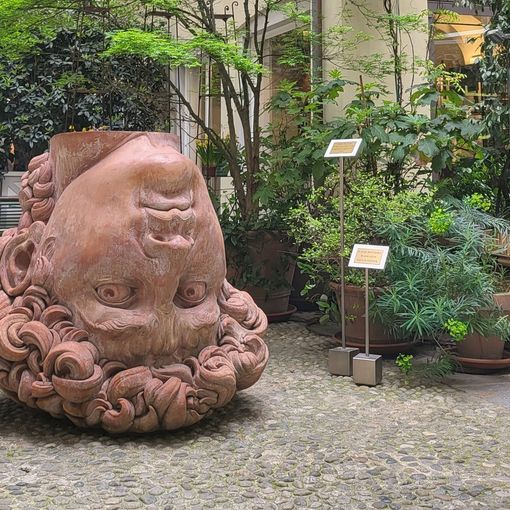 A Torino, un volto rovesciato troneggia al centro di un cortile: the Big Testone