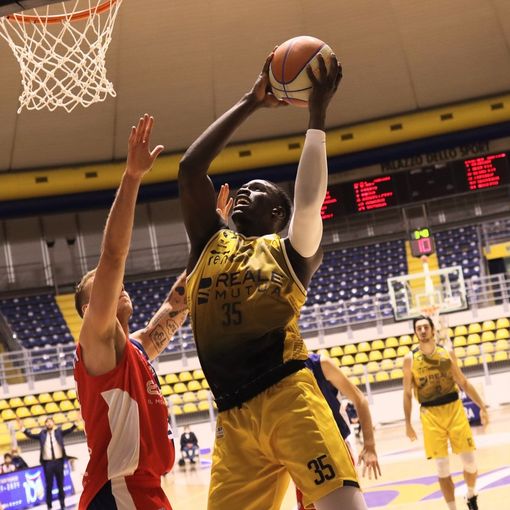 La Reale Mutua Basket Torino ce la mette tutta, ma il derby va a Biella