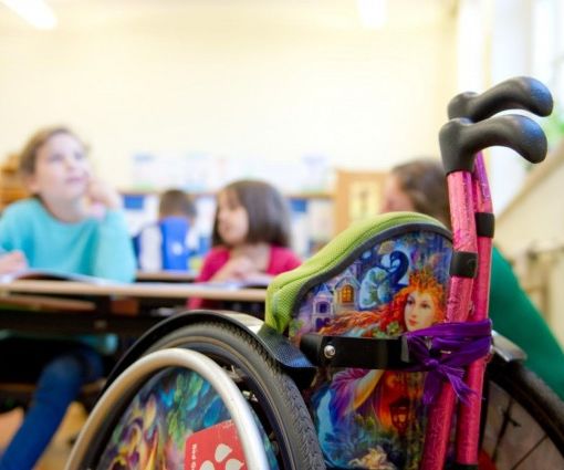 Protesta dei genitori degli alunni con disabilità davanti alla 5T: &quot;I nostri figli non sono pacchi!&quot;