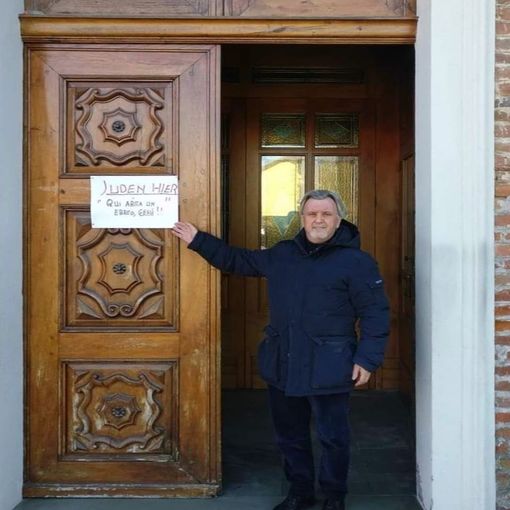 Cartello in una chiesa a La Loggia: &quot;Qui abita un ebreo, Gesú&quot;