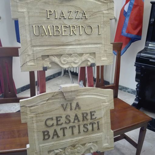 Orbassano, le targhe toponomastiche per piazza Umberto I e via Cesare Battisti donate dal dottor Milan