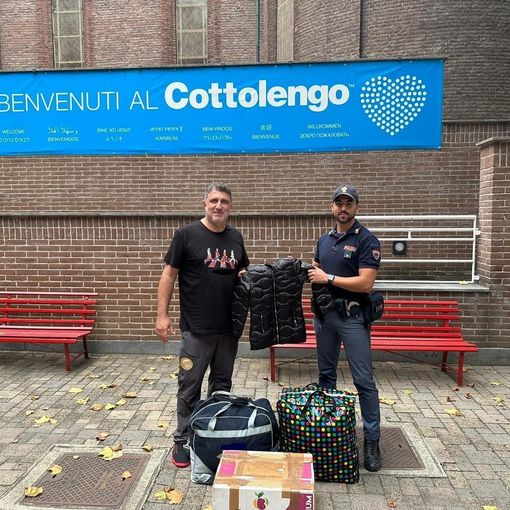 La polizia dona indumenti al Cottolengo