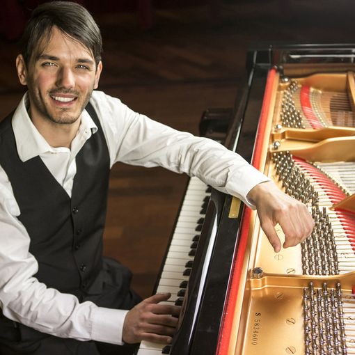 Le dolci note del pianoforte di Edoardo Turbil in un concerto all'Accademia di Musica di Pinerolo