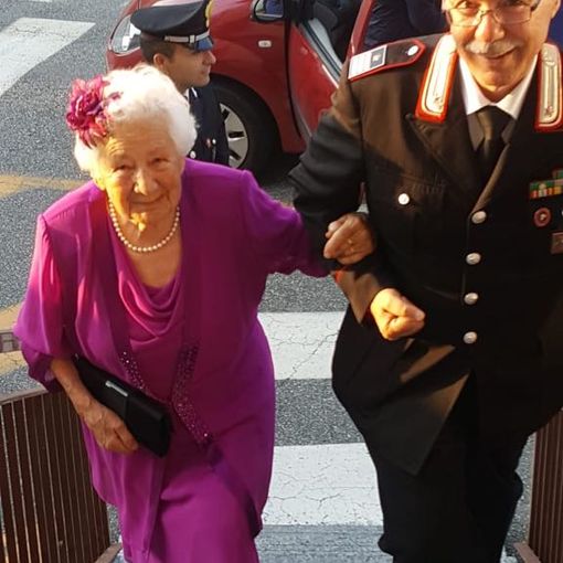 Avigliana, festeggia i 100 anni e realizza il suo sogno di bimba: &quot;Carabiniere mi accompagni lei&quot;