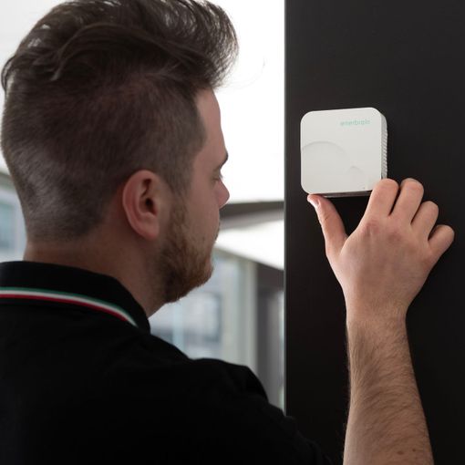 Uomo di fronte a dispositivo tecnologico