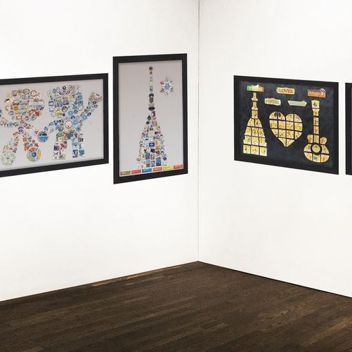 Al negozio Biraghi una mostra di spillette per lanciare la collezione Turin Loves Music