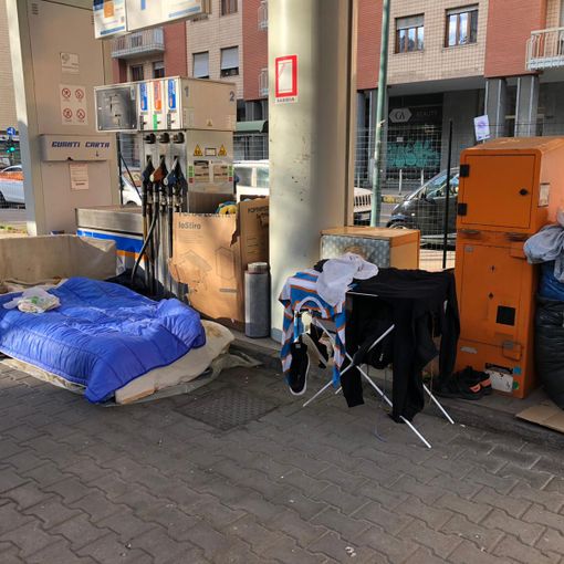 L’ex distributore abbandonato in piazza Montanari diventa casa per i senzatetto