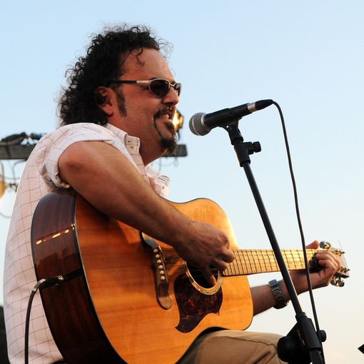 Fabio Caucino si esibisce venerdì 19 al teatro Magnetti di Ciriè