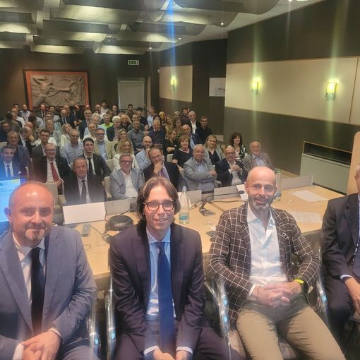 Relatori a un convegno di finanza