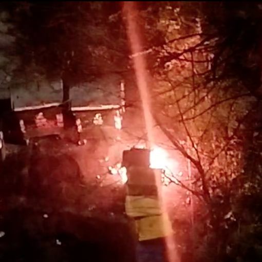 A fuoco i bidoni del condominio: nuovi attimi di tensione a Mirafiori Sud [VIDEO]