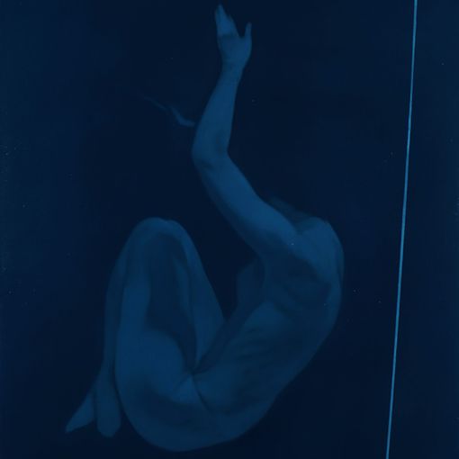 Mitologia onirica su ardesia: le muse blu di Simone Geraci in mostra a Torino