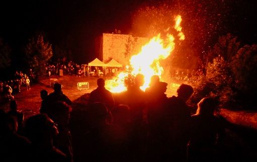Bardonecchia, bruciato a La Tur d'Amun il &quot;Gran falò sotto le stelle&quot;