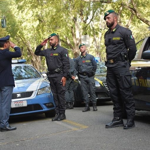 La Guardia di Finanza passa davanti alla Questura di Torino per omaggiare i poliziotti uccisi a Trieste [VIDEO]