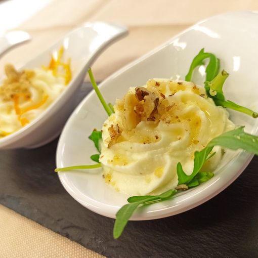 LA RICETTA – Finger food di seirass, miele d'acacia del Piemonte e noci