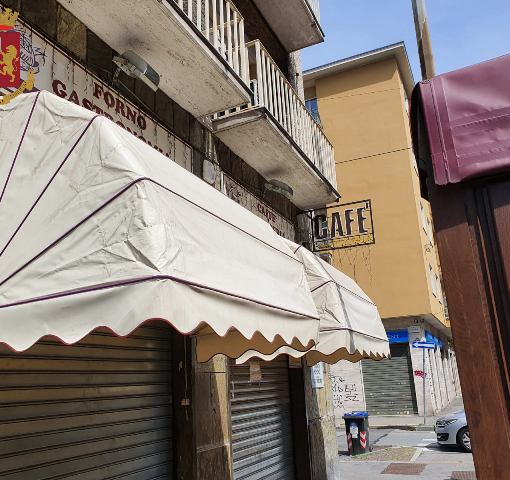 Erano aperti e con clienti nonostante i divieti: multati e chiusi per 5 giorni un kebeb e una gastronomia