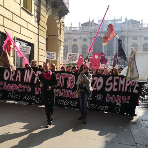 &quot;Se ci fermiamo noi, si ferma il mondo&quot;: da piazza Castello parte la giornata di scioperi e manifestazioni per l'8 Marzo [VIDEO]