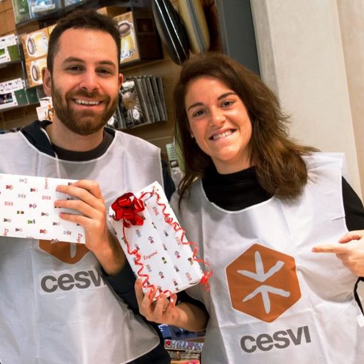 “Impacchettiamo un sogno”: a Torino, Cesvi cerca volontari per confezionare pacchetti regalo
