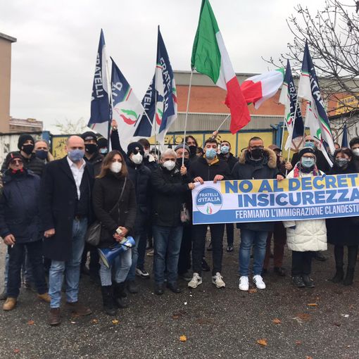 Ex Gondrand, presidio di Fratelli d’Italia: “Simbolo di illegalità e della periferia di Torino dimenticata” [VIDEO e FOTO]