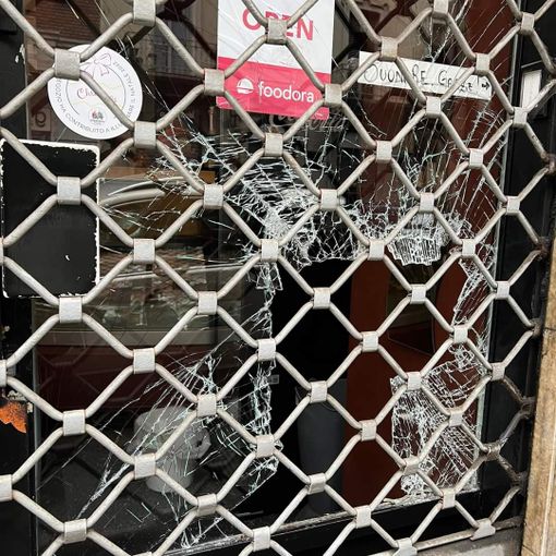 Furto alla pasticceria Maggiolini: vetrina distrutta da un tombino e negozio messo sottospra