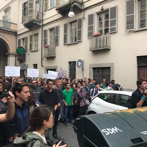 Contro G7: corteo in centro, scontri con la polizia. Occupato Palazzo Nuovo. Due fermati (FOTO, VIDEO E AGGIORNAMENTI CONTINUI)